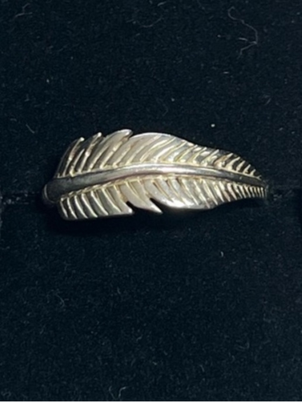 Sterling silver feather ring. Stamped 925. Excellent condition
Size 5.5